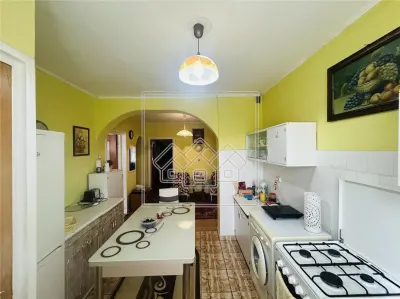 Ap decomandat, 3 camere, balcon, pivnita - N. Iorga - Sibiu