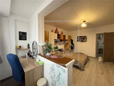 Casa cu 4 camere, balcon si curte - zona Lazaret - foto 17
