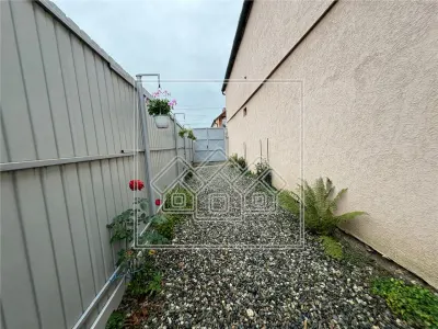 Casa cu 4 camere, balcon si curte - zona Lazaret - foto 9