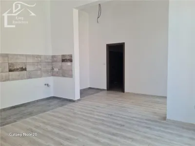 ocazie .VINDEM APARTAMENT IN ZONA ISTORICA CU BALCON STRADA - foto 2