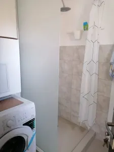 Decomandat cu 2 bai la etajul 3, mobilat si utilat - foto 2
