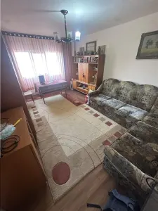 Decomandat cu 2 bai si 2 balcoane etaj intermediar - foto 2