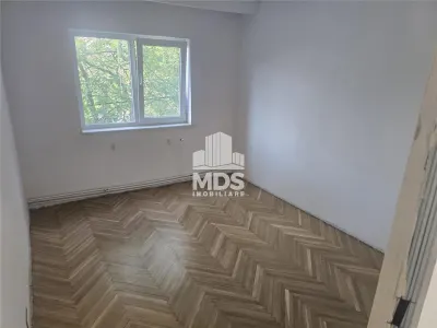 Decomandat cu 2 bai la etajul 2, proaspat renovat - foto 12