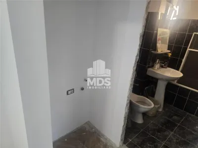 Decomandat cu 2 bai la etajul 2, proaspat renovat - foto 20