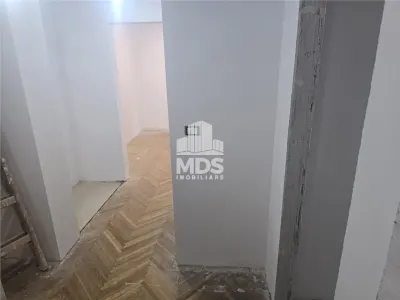 Decomandat cu 2 bai la etajul 2, proaspat renovat - foto 23