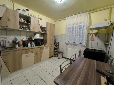 Decomandat cu 2 băi în bloc anvelopat termic - foto 1