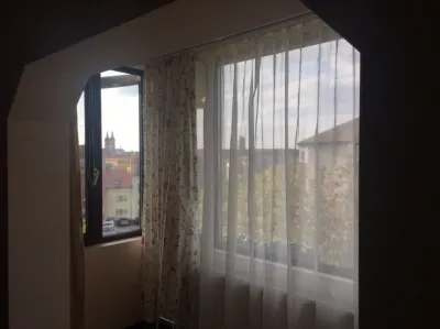 Decomandat cu 2 băi și 2 balcoane, renovat modern - foto 3