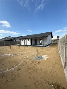 MOSNITA-DUPLEX-PE PARTER-TEREN MARE- BUCATARIE INCHISA - Mosnita Veche