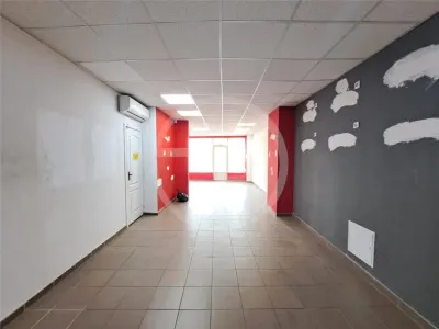Spatiu comercial, 64 mp utili, situat in zona Centrala! - foto 2