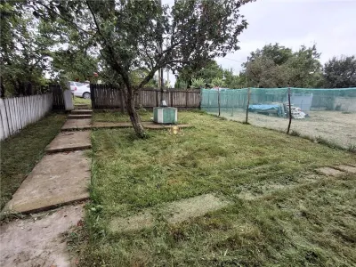 Casa cu 3 camere la 15 km de Iasi . 2450 m de teren cu vie. - foto 3