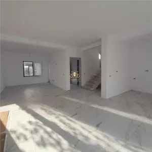Casa finalizata cu 4 camere  Visani la asfalt! Mutare rapida! - Iasi
