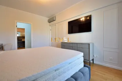 [VIDEO] 3 Bedroom Duplex with Park Views | Pet Friendly | Parking + Storage - foto 16