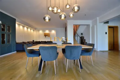 [VIDEO] 3 Bedroom Duplex with Park Views | Pet Friendly | Parking + Storage - foto 3