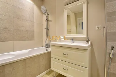 [VIDEO] 3 Bedroom Duplex with Park Views | Pet Friendly | Parking + Storage - foto 21