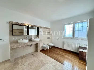 5-Bedroom Villa with Private Garden & Tennis Court - foto 19
