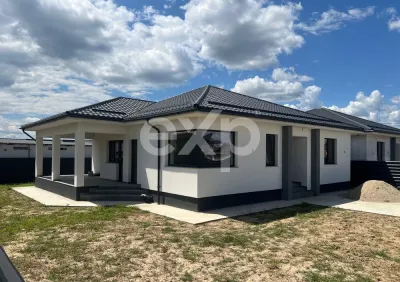 Casă spațioasă în Albota – 3 dormitoare, terasă acoperită și curte mare - Albota