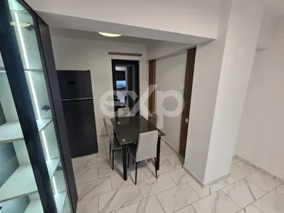 Vanzare apartament 3 camere bloc nou, Central - foto 2