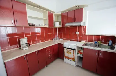 Casa singur in curte cu 1.300 mp teren  - zona Calea Turnisorului - foto 11