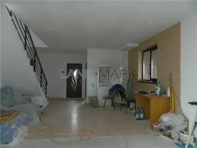 Casa cu 2 apartamente, semifinisată, Săcălaz - foto 2