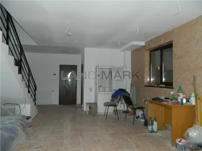 Casa cu 2 apartamente, semifinisată, Săcălaz - foto 8