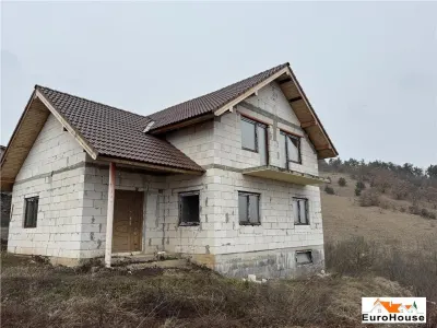 Casa la rosu de vanzare in Alba Iulia - foto 1