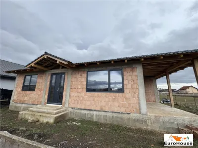 Casa la rosu de vanzare in Alba Iulia - foto 2