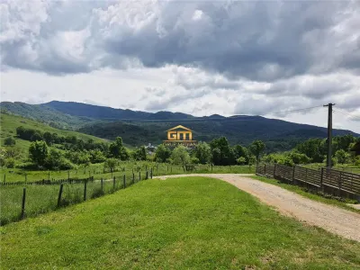Casuta batraneasca cu 10150 mp teren in com.Salatrucel - Salatrucel