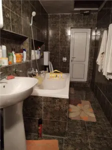 Două case in aceeași curte, 5.600 mp teren - Golești | 138.000 € negociabil - foto 17
