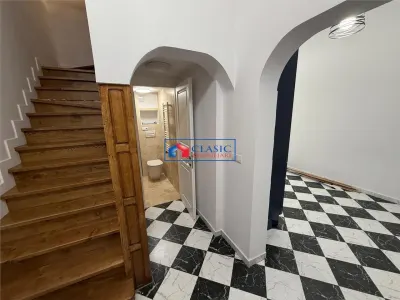 Vanzare apartament 4 camere pe 2 niveluri si curte comuna in Centru- zona Primariei - foto 12