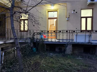 Vanzare apartament 4 camere pe 2 niveluri si curte comuna in Centru- zona Primariei - foto 6