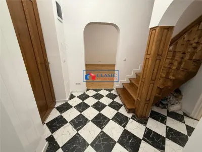Vanzare apartament 4 camere pe 2 niveluri si curte comuna in Centru- zona Primariei - foto 7