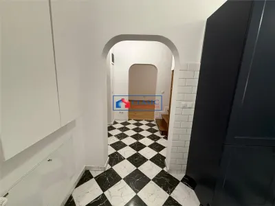 Vanzare apartament 4 camere pe 2 niveluri si curte comuna in Centru- zona Primariei - foto 8