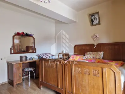 Casa familiala cu spatiu comercial si garaj P+1E+M 720 Mp - foto 3