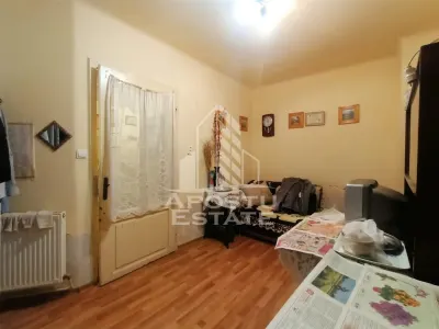 Apartament cu 2 camere, decomandate, centrala proprie in Piata Unirii. - foto 2