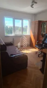 Apartament cu 3 camere, decomandat, etajul 2 , centrala proprie - foto 4