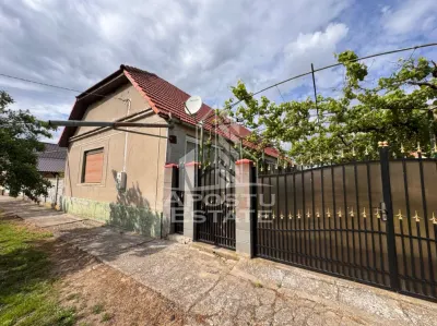 Casa batraneasca + Constructie la rosu, in sat Pesac, judetul Timis - Pesac