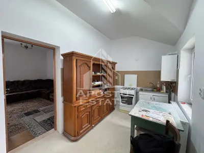 Casa cu acces stradal si posibilitate de recompartimentare - foto 8