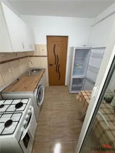 Apartament 2 camere, zona Plevnei , etaj 3 cu acoperis, renovat - foto 3