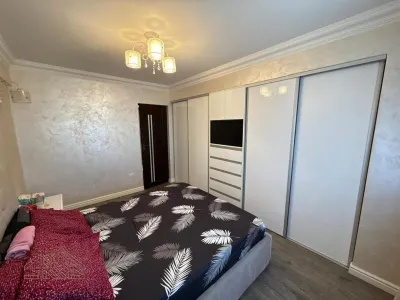 Apartament 4 Camere de Vanzare in Focsani | Ultracentral | 120 mp | Complet Renovat | Mobilat Premium - foto 2