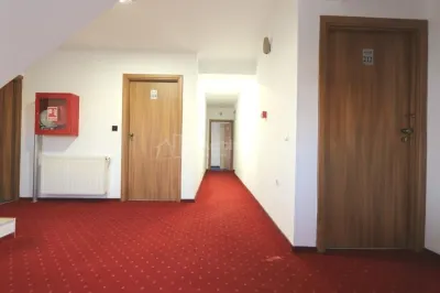 VANZARE - CLADIRE COMERCIALA  -  HOTEL - PRETABIL SI  PENTRU  AZIL - RAHOVA - MARGEANULUI - ANTIAERIANA  -- 17 CAMERE -  550000E  -   COMISION 0 ! - foto 4