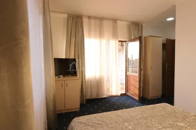 VANZARE - CLADIRE COMERCIALA  -  HOTEL - PRETABIL SI  PENTRU  AZIL - RAHOVA - MARGEANULUI - ANTIAERIANA  -- 17 CAMERE -  550000E  -   COMISION 0 ! - foto 8