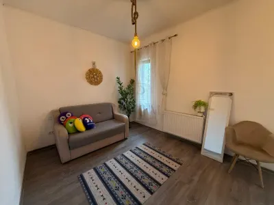 CASĂ INDIVIDUALĂ | TEREN GENEROS | POZIȚIE DE COLȚ | ACCES ASFALTAT | POSIBILITATE DE CONSTRUIRE A UNEI A DOUA CASE - foto 3