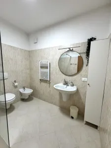 Apartament cu 3 camere cu 2 bai la etajul 3 - foto 2
